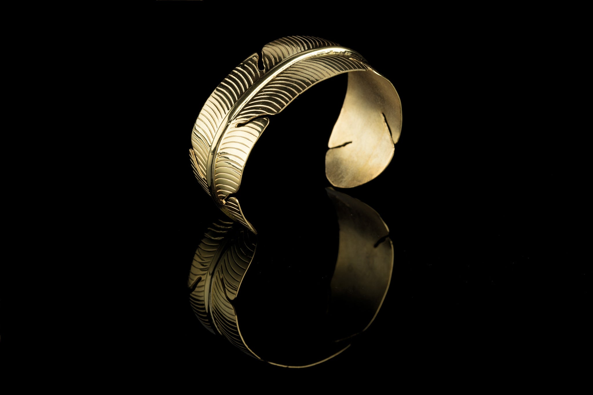 Feather bracelet, golden.